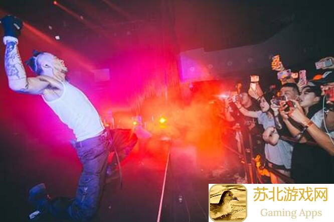 街头篮球活动大更新！冠军浓眉大胡子返场，蒙面球手骁勇悍将限时特惠，全新伙伴离火之翼首发，快来解锁全新战力吧！